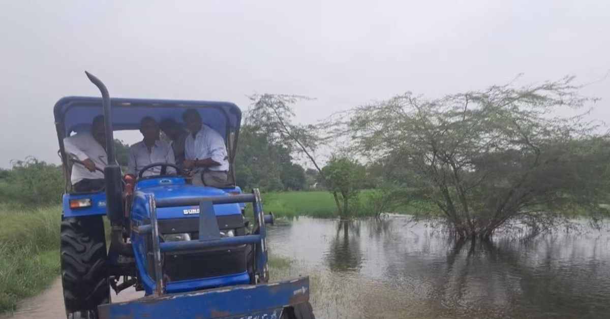 बारिश, बाढ़ और खतरे में जिंदगीः जलभराव में फंसे परिवारों के बीच ट्रैक्टर लेकर पहुंचे SDM, राहत कार्यों का जायजा लेकर दिए अहम निर्देश