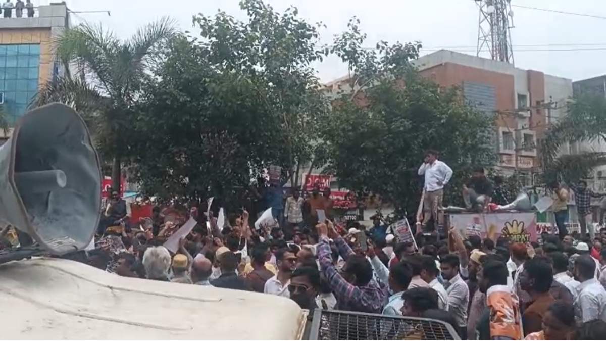 दुकानों की सीलिंग के विरोध में सड़कों पर उतरे व्यापारीः गुजरात मॉडल पर मास्टर प्लान लागू करने की मांग