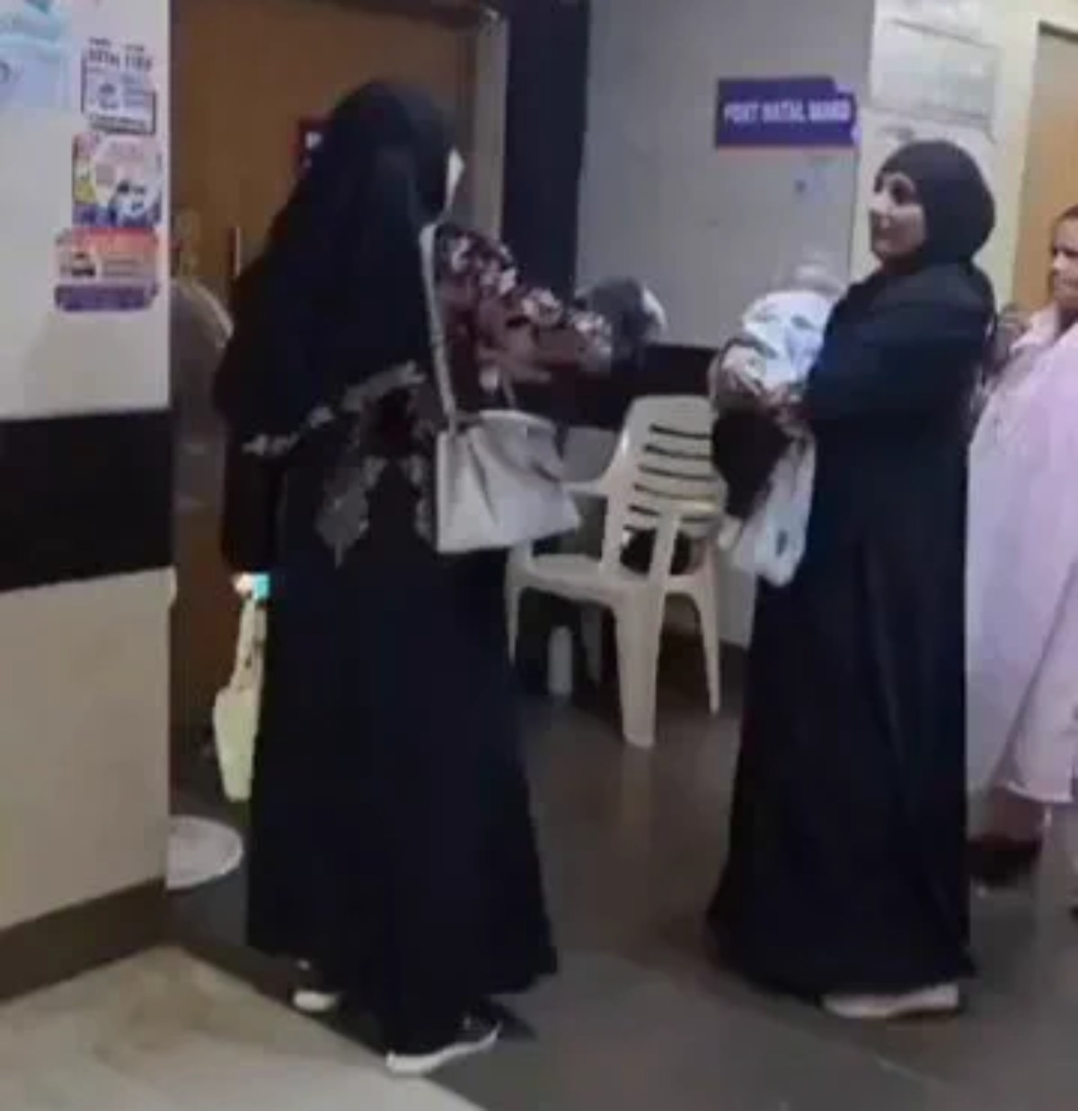 मुंबई के कूपर अस्पताल में बुर्का पहने दो महिलाओं को प्रवेश से रोकने पर हुआ विवाद, महिला ने की जमकर बहस