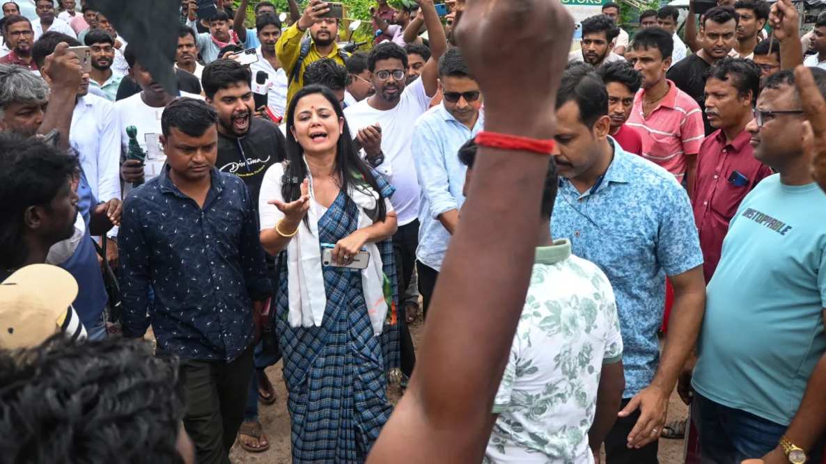 TMC सांसद महुआ मोइत्रा को लोगों ने दिखाए काले झंडे, प्रदर्शनकारियों ने लगाए ‘गो बैक’ के नारे