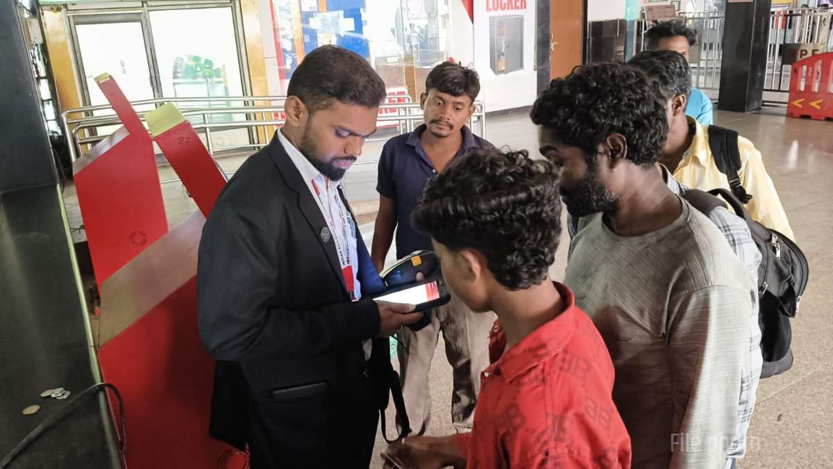 ट्रेन में बिना टिकट सफर पर सख्त एक्शन, रेलवे ने एक दिन में 250 मामलों में वसूला 1,42,685 रुपये का जुर्माना