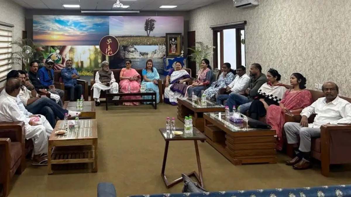TMC के 20 बागी सांसदों ने जवाब देने के लिए लोकसभा सचिवालय से मांगा तीन हफ्ते का समय, SC ने भी भेजा समन