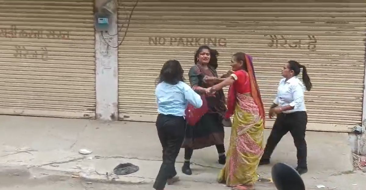 बीच सड़क हाई वोल्टेज ड्रामा: नौकरी जाने से नाराज 2 युवतियों ने सहकर्मी के बाल पकड़कर पीटा, वीडियो वायरल, FIR दर्ज