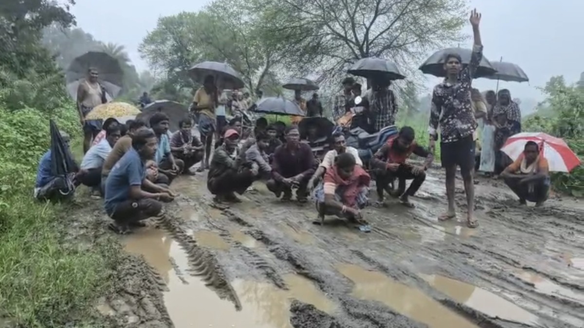 बदहाल सड़क से ग्रामीण परेशान, भारी बारिश में सड़क पर बैठकर किया प्रदर्शन, चक्काजाम की दी चेतावनी