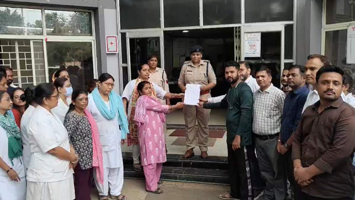 यौन उत्पीड़न का मामलाः सिविल सर्जन पर लगे आरोपों के विरोध में अस्पताल स्टाफ लामबंद, कोतवाली पहुंचकर निष्पक्ष जांच की मांग