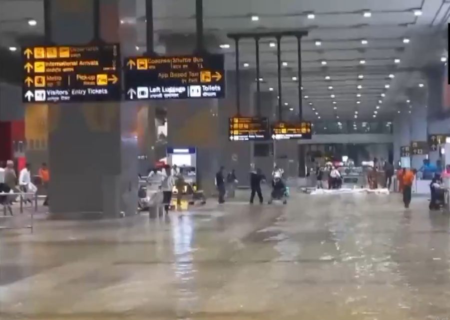 Delhi Rain: मूसलाधार बारिश से दिल्ली-NCR बेहाल, IGI एयरपोर्ट पर जलभराव; गुरुग्राम में भी बिगड़े हालात