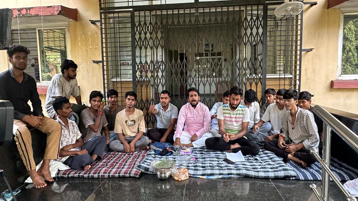 KTU के छात्रों का फूटा गुस्सा, कुकर-कढ़ाई और थाली लेकर किया प्रदर्शन, हॉस्टल की बदहाल व्यवस्था सुधारने की मांग