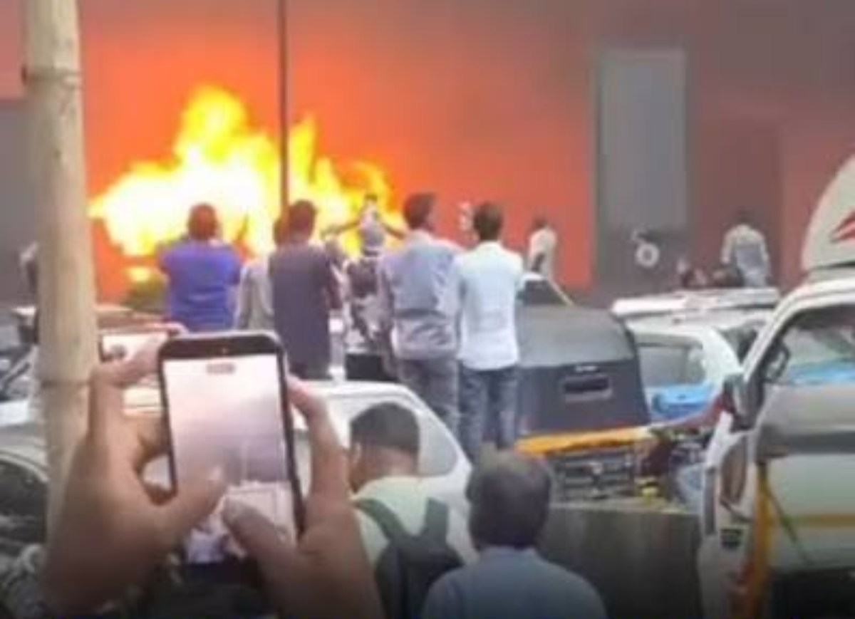 मुंबई के गोरेगांव मेट्रो स्टेशन के पास लक्जरी बस में अचानक लगी आग, लोगों में मची अफरा-तफरी, स्टेशन पर नहीं रुक रहीं ट्रेनें