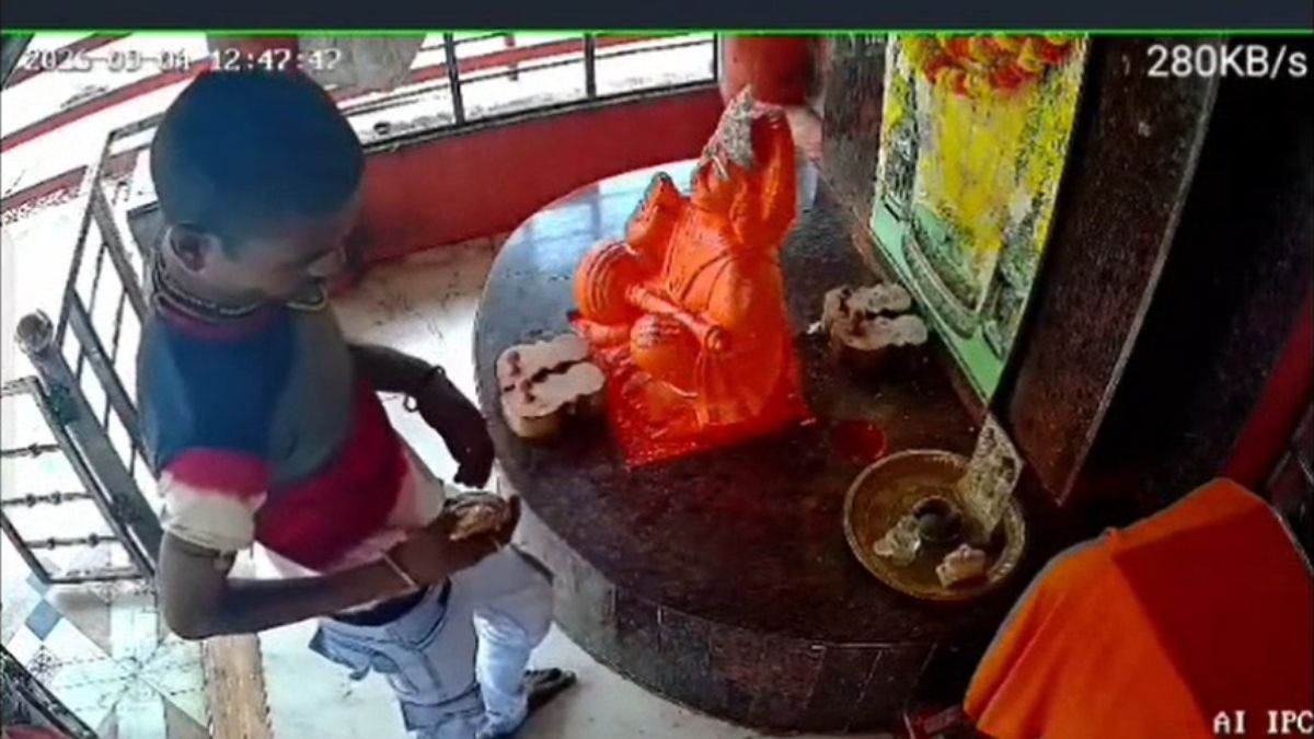 संकट मोचन धाम में फिर चोरी: पहले प्रणाम किया, फिर जेब में रखी लक्ष्मी-नारायण की मूर्ति, वारदात कैमरे में कैद