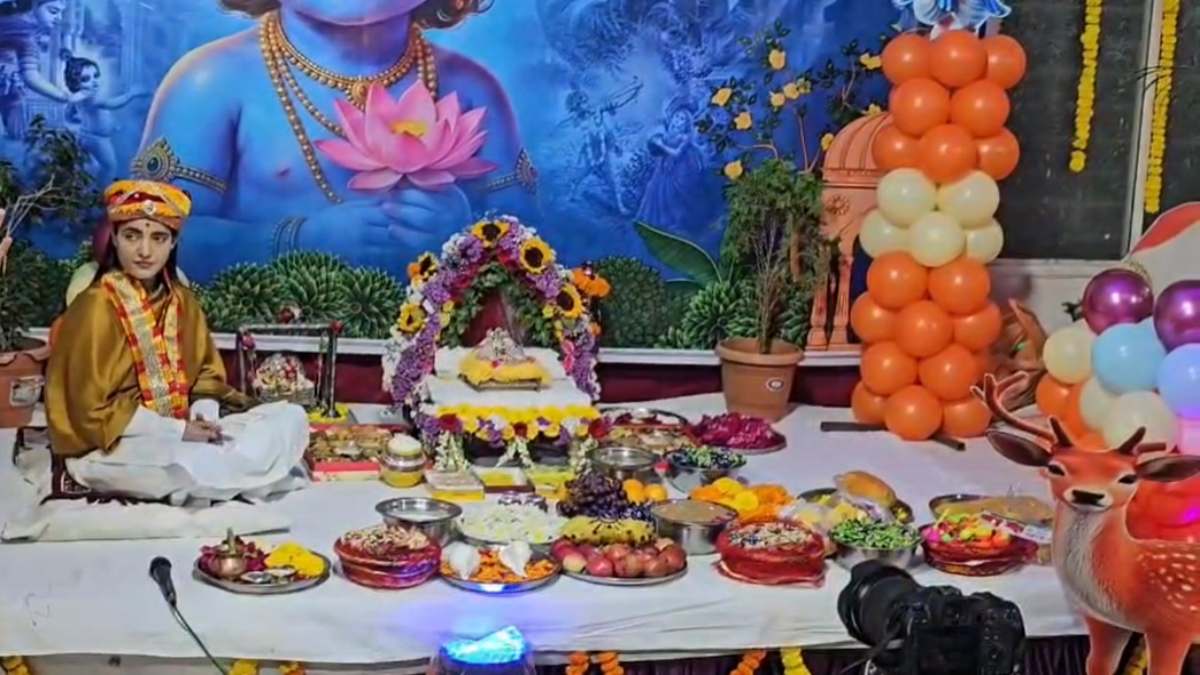 जन्माष्टमी पर दोहरा संयोग: श्रीमदभागवत कथा में गूंजा ‘नंद घर आनंद भयो’, कथावाचक देवी कृष्णप्रिया ने झुलाया कान्हा का पालना
