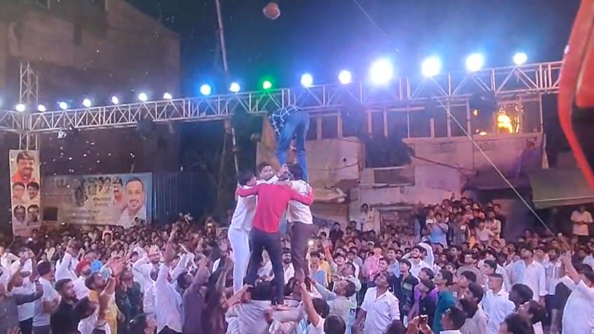 जन्माष्टमी पर इंदौर में बना रिकॉर्ड: 51 फीट ऊंची माखन मटकी फोड़कर गोविंदों ने जीता 5.51 लाख का इनाम