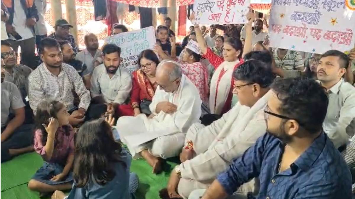 शिक्षक अभ्यर्थियों के समर्थन में अनशन स्थल पहुंचे दिग्विजय सिंह: मांगे न मानने पर साथ में अनशन पर बैठने की चेतावनी, 16 दिनों से विरोध प्रदर्शन जारी