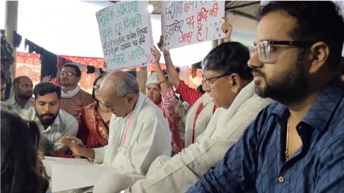शिक्षक अभ्यर्थियों का आंदोलन खत्मः दिग्विजय सिंह की मंत्री से फोन पर बात के बाद खत्म कराया अनशन, बीजेपी सरकार और RSS पर जमकर बरसे