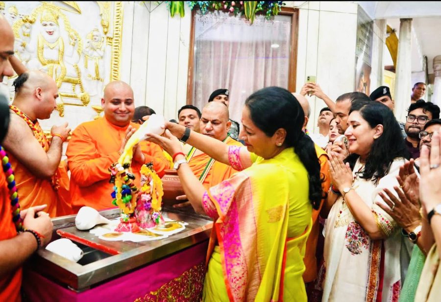 जन्माष्टमी पर ISKCON मंदिर पहुंचीं CM रेखा गुप्ता, भगवान श्रीकृष्ण से मांगा दिल्ली की सुख-शांति का आशीर्वाद