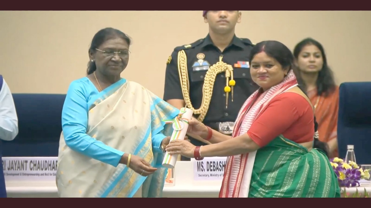 राष्ट्रपति के हाथों छत्तीसगढ़ की शिक्षिका सुनीता यादव को मिला राष्ट्रीय शिक्षक सम्मान, प्रधानमंत्री मोदी से भी मिला संवाद का अवसर