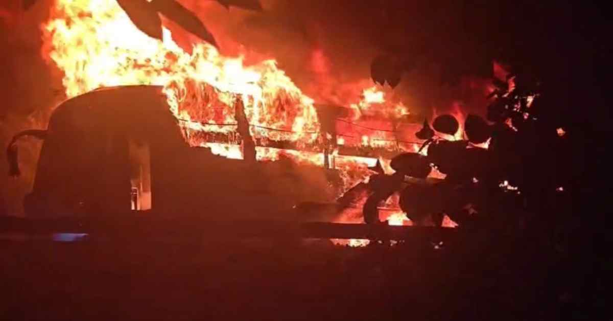 मौत से सामनाः चलती बस में उठे आग के शोले, मची चीख-पुकार, जानिए फिर 32 यात्रियों का क्या हुआ…