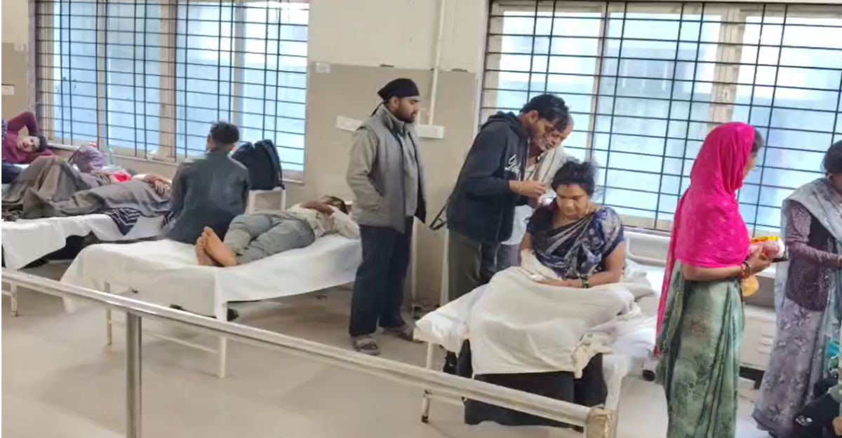 भीषण सड़क हादसे में 32 यात्री घायलः अनियंत्रित बस डिवाइडर से टकराई, ड्राइवर और क्लीनर की हालत गंभीर, दोनों इंदौर रेफर