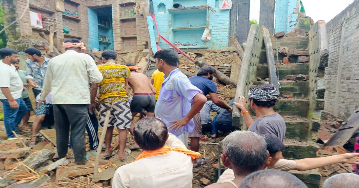 कानपुर में भरभराकर ढहा मकान, 4 की मौत, मलबे में दबी बच्ची की तलाश जारी