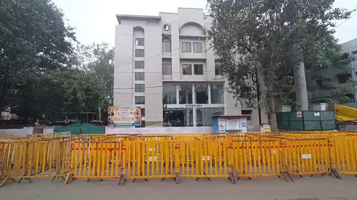 अजाक्स भवन के मालिकाना हक को लेकर तकरार: मामला पहुंचा थाने, कोर्ट के आदेश पर बढ़ाई सुरक्षा