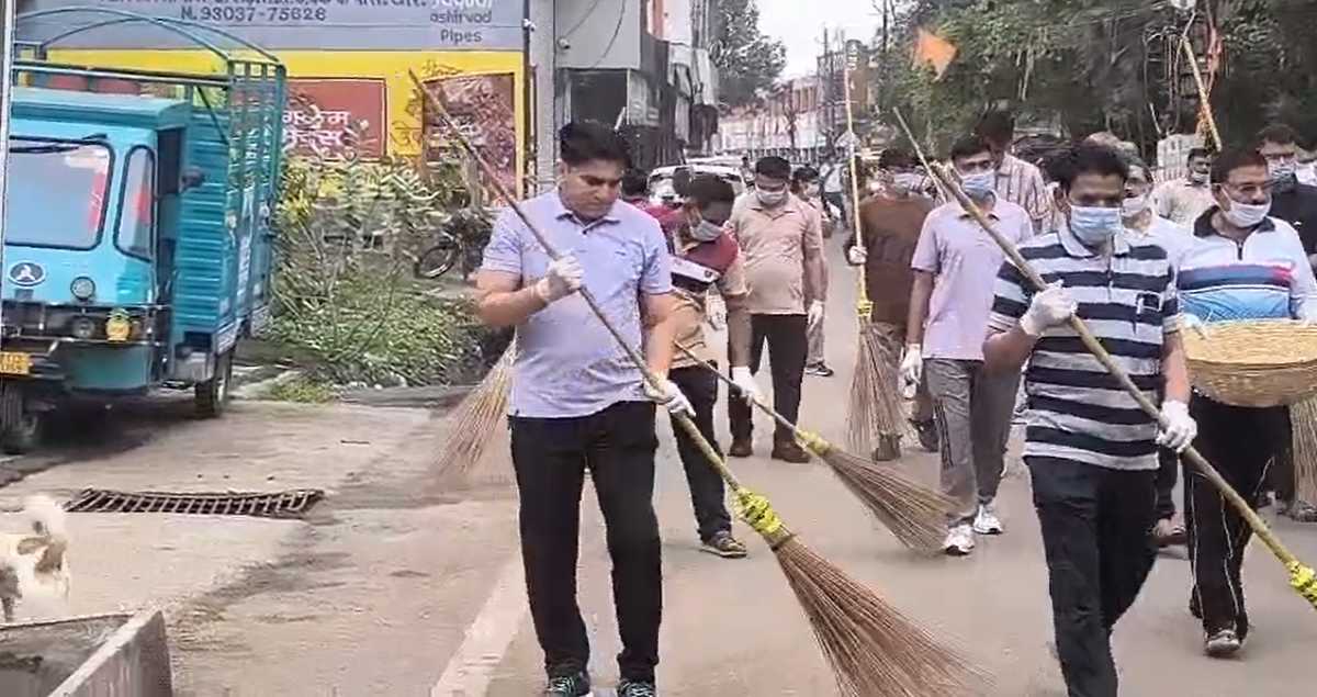 बाबा धारनाथ की शाही सवारी से पहले पुलिस का ‘श्रमदान’: एएसपी समेत अधिकारियों ने झाड़ू लगाकर साफ किया मार्ग