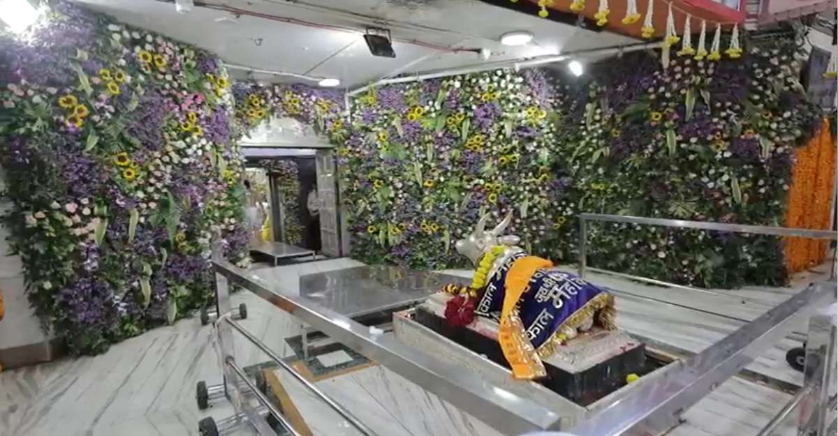 उज्जैन: श्रावण-भाद्रपद के दूसरे सोमवार पर दिव्य फूलों से महका बाबा महाकाल का दरबार, आज शाम निकलेगी भव्य राजसी सवारी