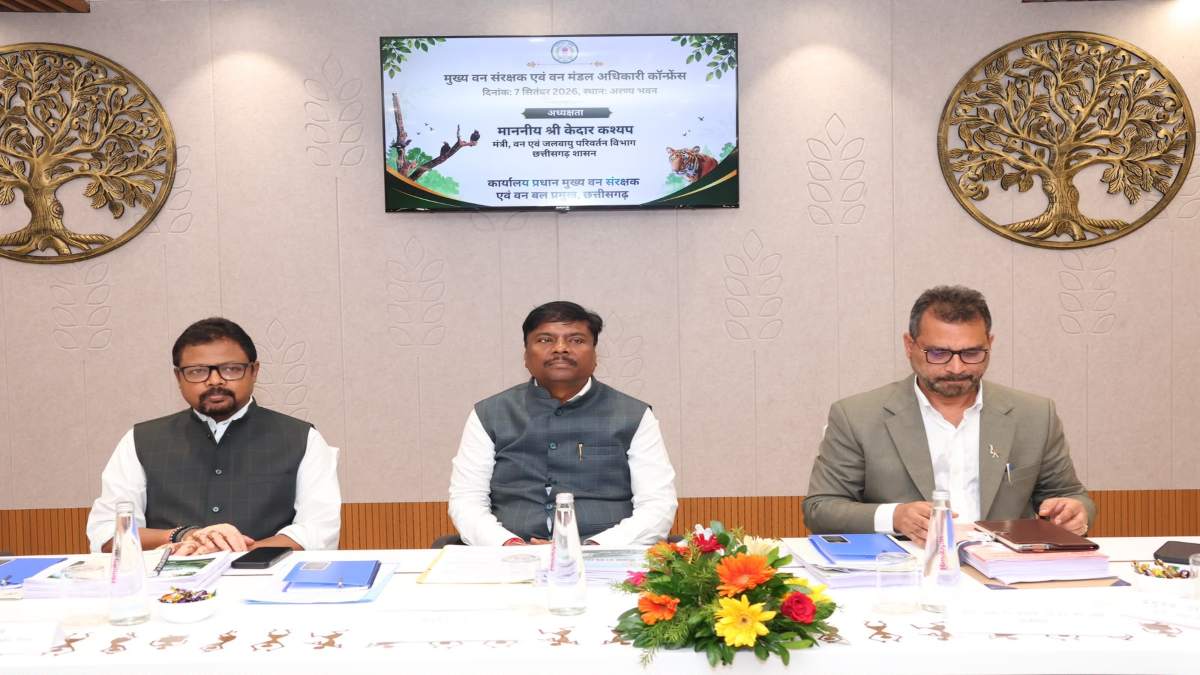 वन विभाग की समीक्षा बैठक : वन मंत्री केदार कश्यप ने कहा – अवैध कटाई पर तत्काल कार्रवाई करें, टाइगर रिजर्व में सफारी संचालन और भालुओं के पुनर्वास पर कही ये बात…