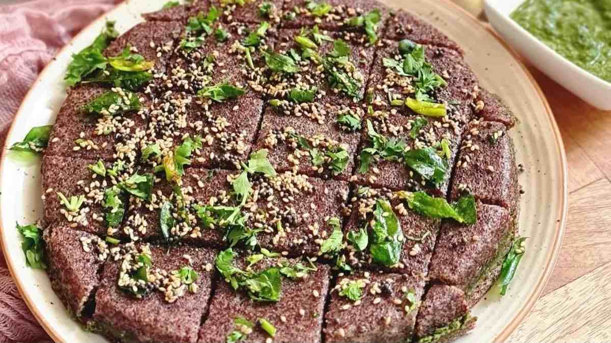 सुबह के नाश्ते में बनाएं स्वादिष्ट और हेल्थी रागी ढोकला, इस रेसिपी से बनायेंगे तो बनेगी एकदम स्पंजी