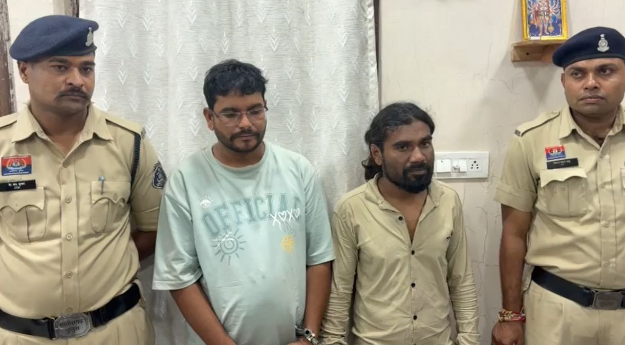 ज्वेलरी शॉप में चोरी का खुलासा: पुलिस ने 2 आरोपियों समेत एक नाबालिग को दबोचा, 4.50 लाख के जेवर बरामद