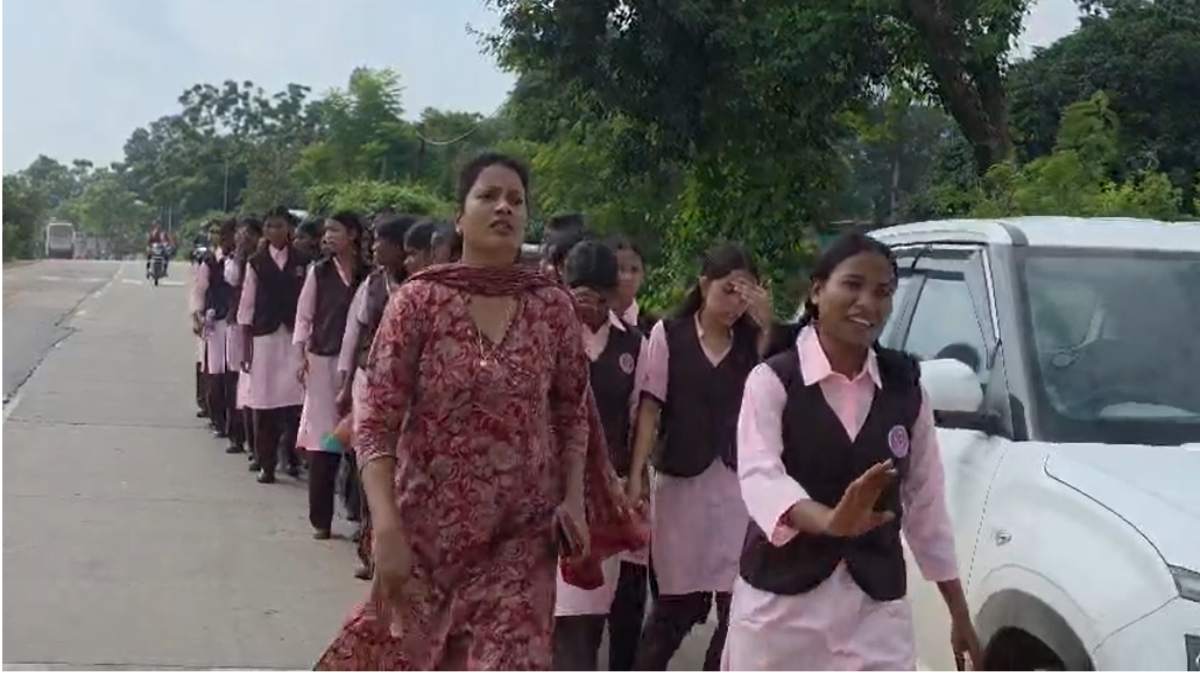 सीएम के निर्देश पर बड़ी कार्रवाई : एकलव्य विद्यालय के प्राचार्य हटाए गए, छात्रावास अधीक्षक को नोटिस जारी, पैदल कलेक्ट्रेट पहुंची थी छात्राएं