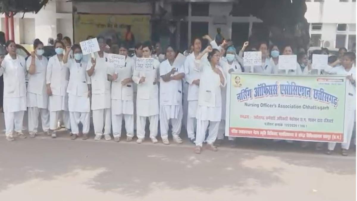 पदोन्नति के पदों पर संविदा नियुक्तियों का विरोध, नर्सिंग ऑफिसर्स एसोसिएशन ने किया प्रदर्शन, जानिए क्या है मांगें…