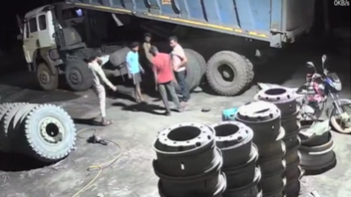 कोयले से लदे ट्रेलर का टायर फटने से बड़ा हादसाः चालक के उड़े चिथड़े, दो गंभीर रूप से घायल, CCTV में कैद घटना