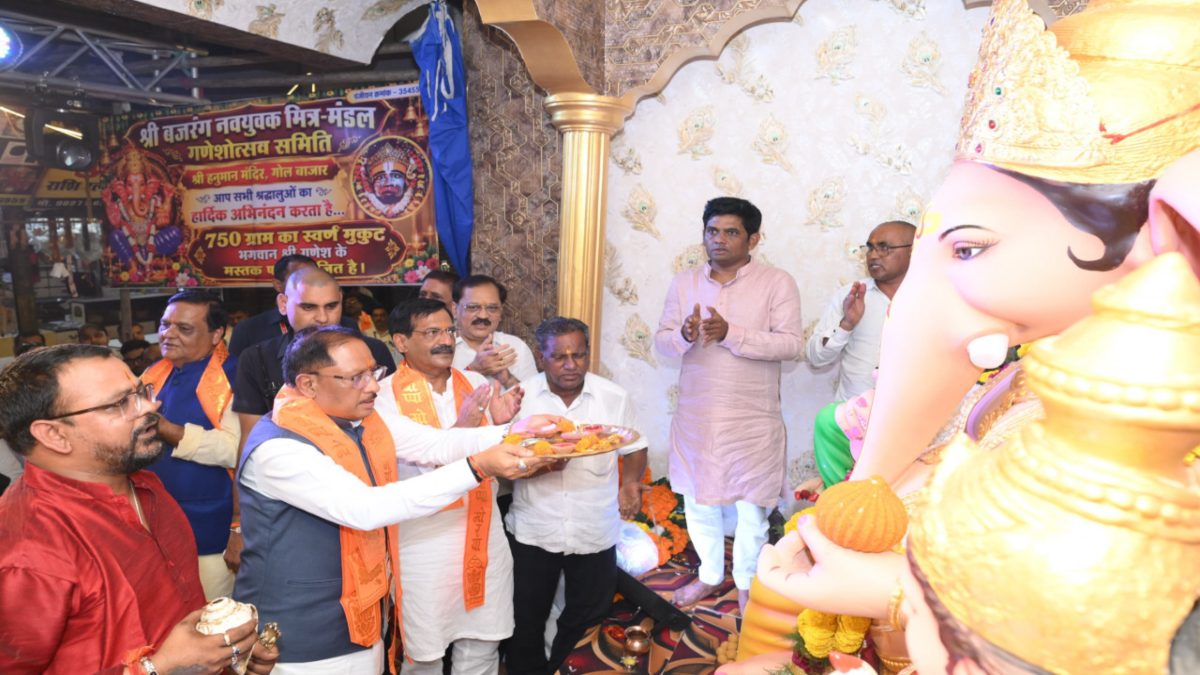 गोल बाजार में गणपति के दरबार पहुंचे CM साय, 117 साल पुरानी गणेशोत्सव परंपरा में शामिल होकर की प्रदेश की सुख-समृद्धि और खुशहाली की कामना