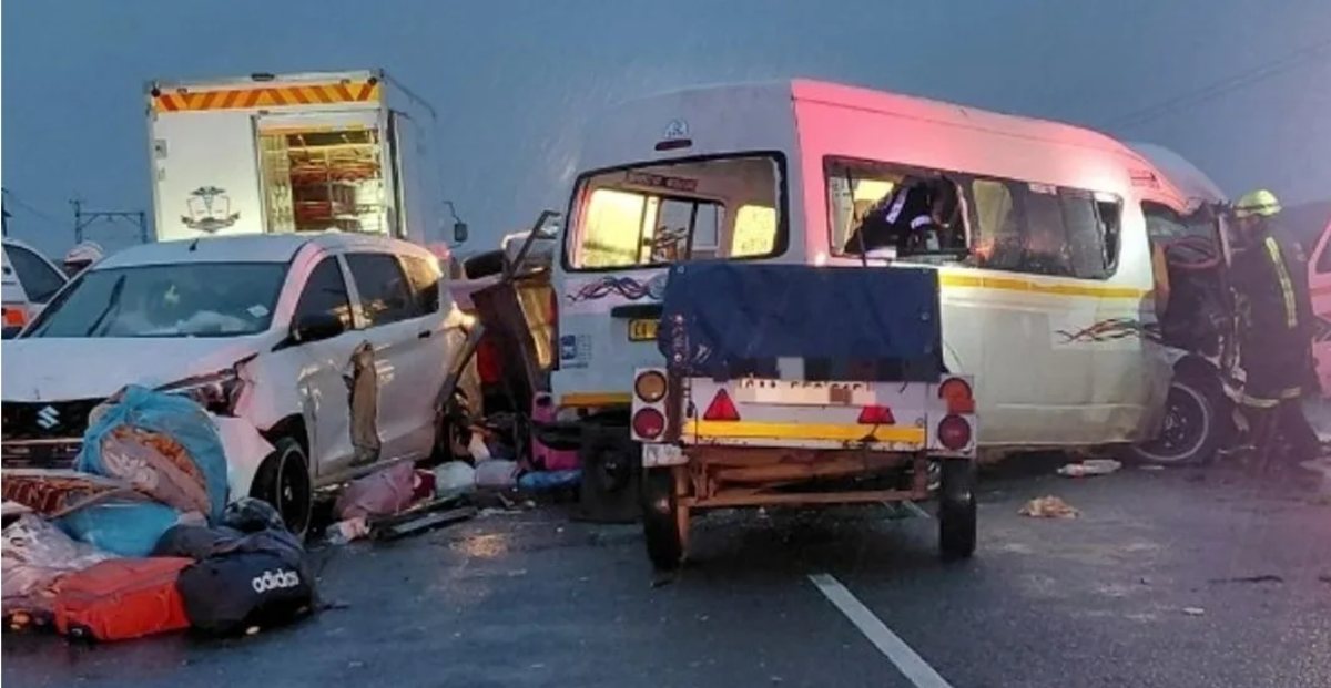 साउथ अफ्रीका में भीषण सड़क हादसे में गाड़ियों के उड़े परखच्चे, 21 लोगों की हुई मौत; कई गंभीर रूप से घायल