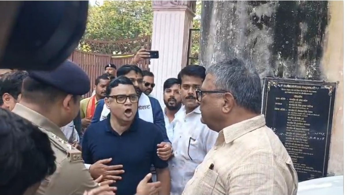 रायपुर प्रेस क्लब में PM आवास पर घमासान : डिबेट के बाद भिड़े भाजपा-कांग्रेस कार्यकर्ता, पुलिस के साथ भी झड़प, SI का टूटा बटन