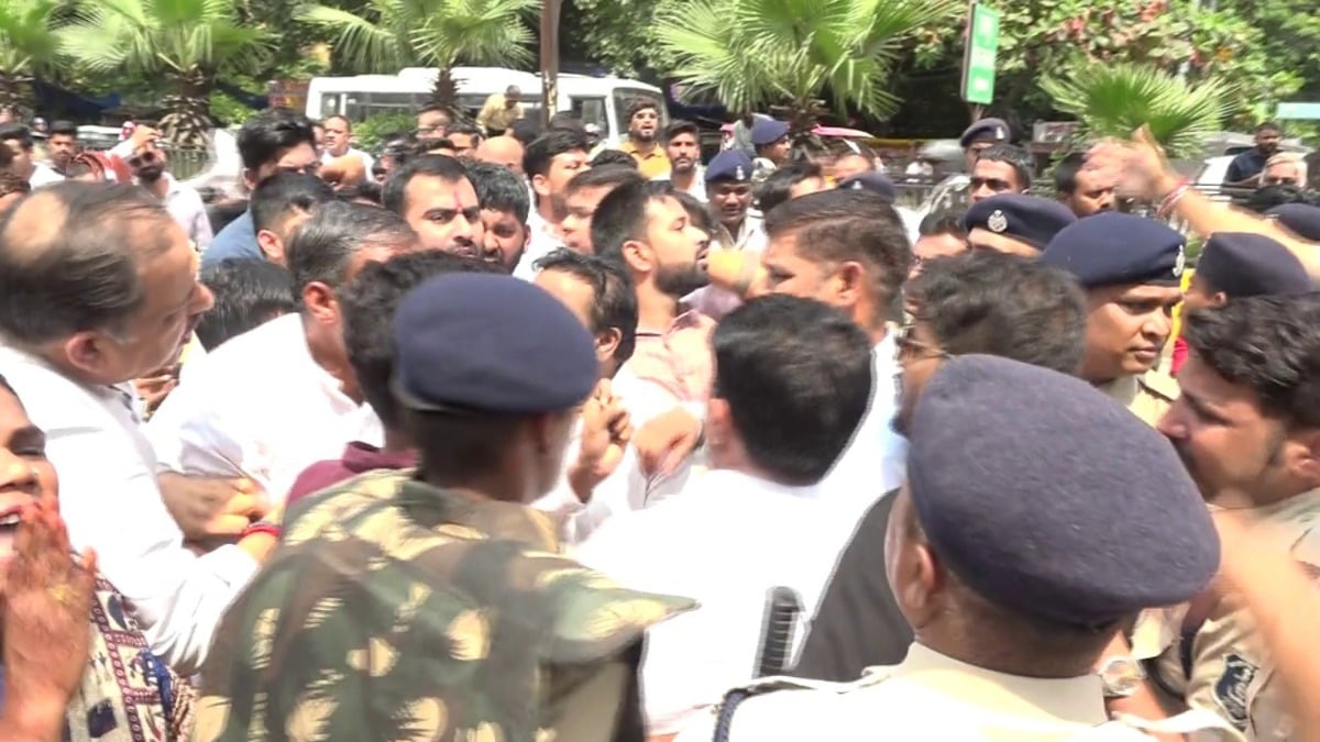 रायपुर प्रेस क्लब में PM आवास पर घमासान : डिबेट के बाद भिड़े भाजपा-कांग्रेस कार्यकर्ता, पुलिस के साथ भी झड़प, SI का टूटा बटन, देखें VIDEO…