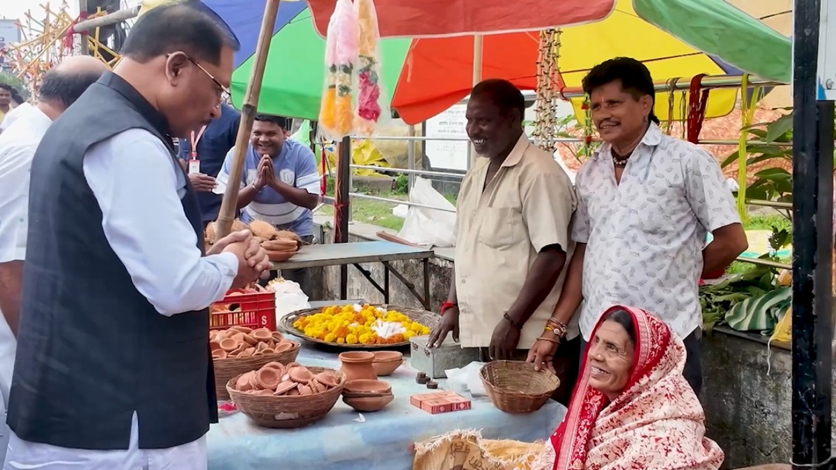 CM साय का सहज अंदाज: मरीन ड्राइव में रुका मुख्यमंत्री का काफिला, सड़क किनारे मीरा से खरीदा दीया, परिवार का जाना हालचाल
