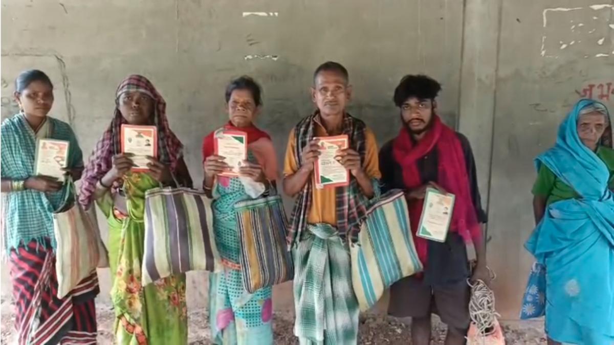 राशन के लिए 2 किमी पहाड़ से उतरे ग्रामीण, फिर भी खाली हाथ लौटे: 3-4 दिन से दुकान के लगा रहे चक्कर, व्यवस्था पर उठे सवाल