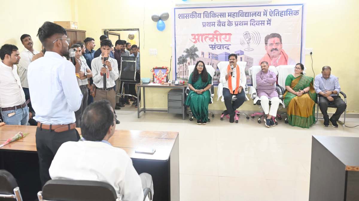 मेडिकल कॉलेज कवर्धा में प्रथम बैच की पढ़ाई शुरू, डिप्टी सीएम विजय शर्मा बोले – डॉक्टर बनना मंजिल नहीं, समाज सेवा करना असली लक्ष्य