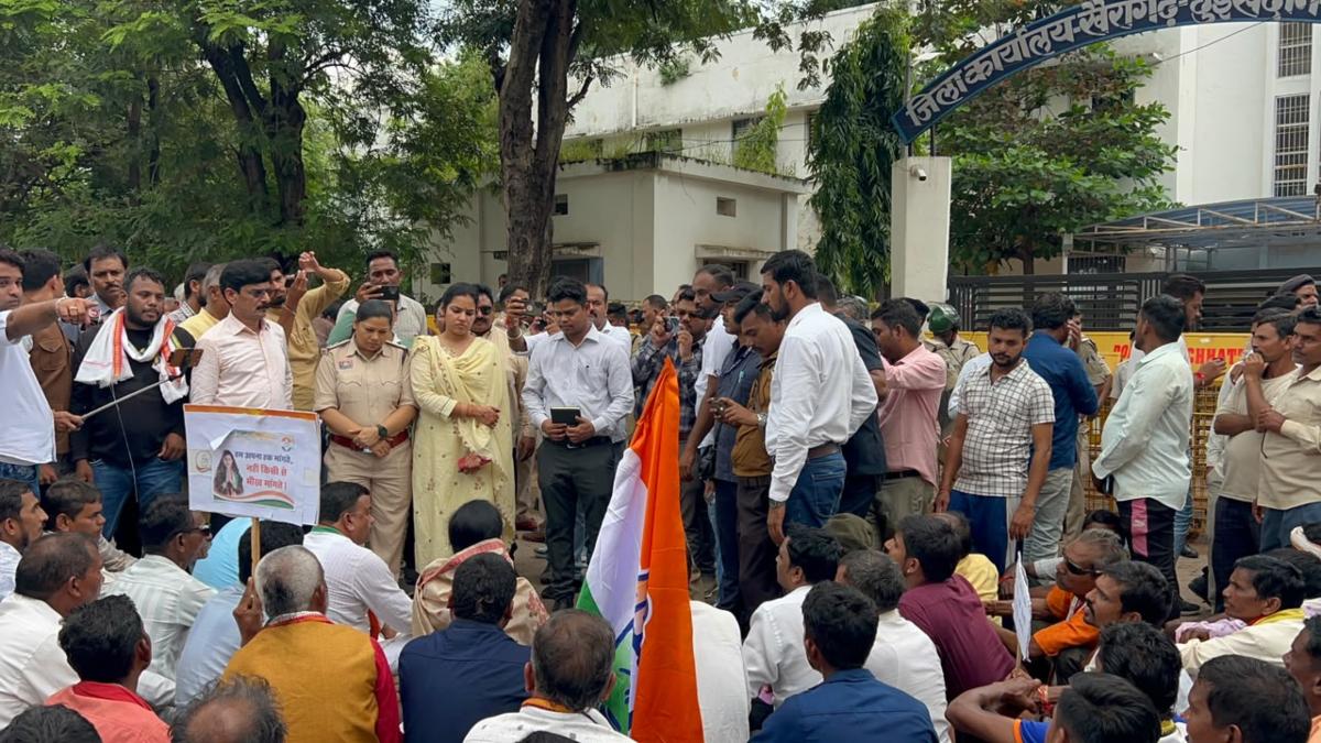 सड़क-पुल से किसानों तक… कांग्रेस का कलेक्ट्रेट घेराव, विधायक हर्षिता बघेल ने सौंपा ज्ञापन