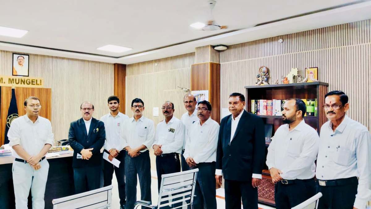 तहसील कोर्ट में डेढ़ महीने से न्यायिक कामकाज ठप, वकील और पक्षकार परेशान, कलेक्टर को सौंपा ज्ञापन