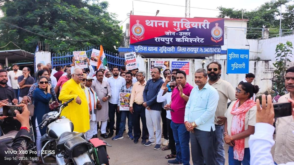 गुढ़ियारी थाने में तोड़फोड़ पर कांग्रेस का प्रदर्शन, 72 घंटे के भीतर भाजयुमो नेताओं की गिरफ्तारी की मांग, आयुक्त कार्यालय घेराव की दी चेतावनी