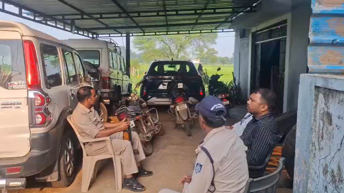 प्रभारी प्रबंधक के घर EOW का छापा: आय से अधिक संपत्ति मिलने आशंका, परिवार बस और कृषि यंत्र व्यवसाय से भी जुड़ा है