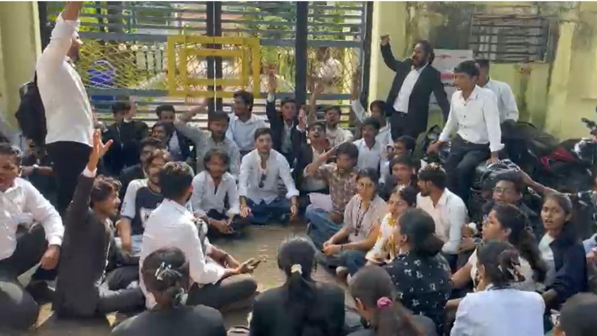 ‘आउट ऑफ सिलेबस’ पेपर से भड़के लॉ स्टूडेंट्सः कुलपति आवास के सामने दिया धरना, परीक्षा का किया बहिष्कार