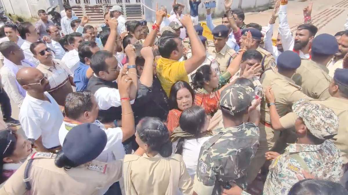 पीएम के जन्मदिन पर दीया जलाने के आयोजन पर विवाद, कांग्रेस-भाजपा कार्यकर्ताओं में जोरदार झड़प, देखें VIDEO