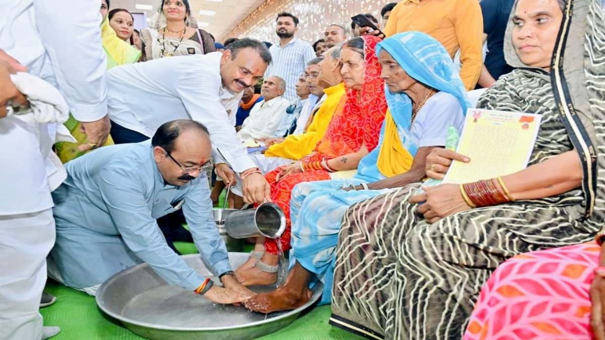 सेवा संकल्प समारोह : बुजुर्गों के बीच पहुंचे डिप्टी सीएम अरुण साव, चरण पखारकर लिया आशीर्वाद