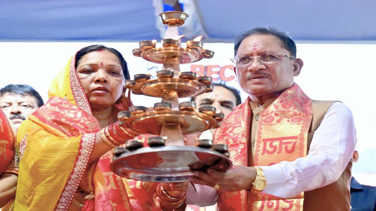 सवा लाख ‘आशीर्वाद के दीपों’ से जगमगाया खारुन तट, प्रधानमंत्री मोदी के स्वस्थ और दीर्घायु जीवन के लिए हुई महाआरती