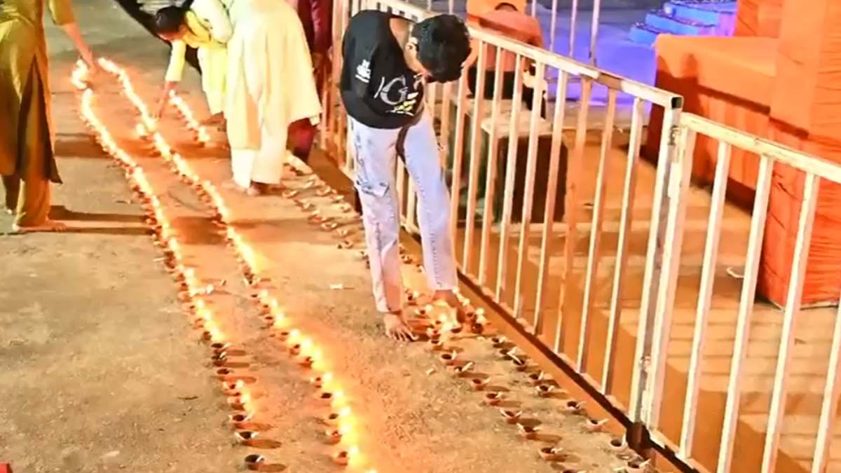 दिव्यांग वर्षा के हौसले को सलाम! सेवा संकल्प अभियान में पैरों से दीप जलाकर उम्मीद और आत्मविश्वास का दिया संदेश