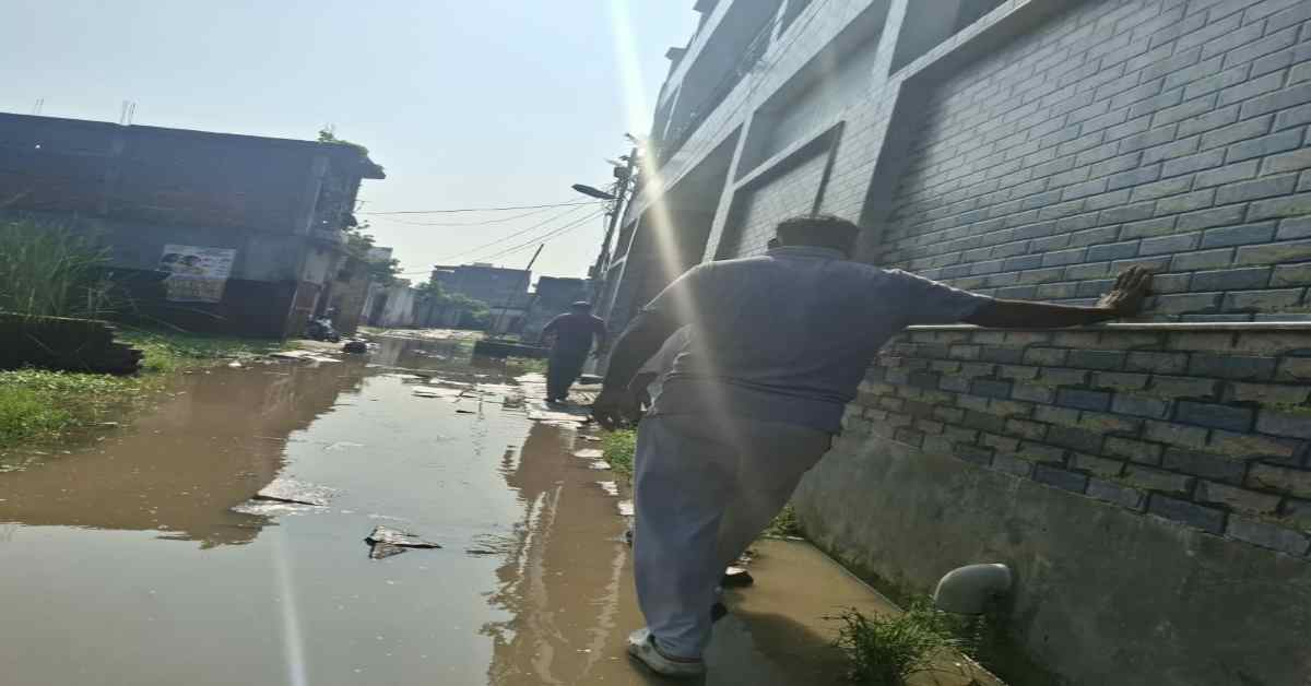 UP में ‘अंधी’ सरकार और ‘बहरा’ सिस्टम! खस्ताहाल और पानी भरी सड़क में हर रोज गिरकर लोग हो रहे चोटिल, जिम्मेदार बेसुध, कब जागेंगे जिलाधिकारी साहब?