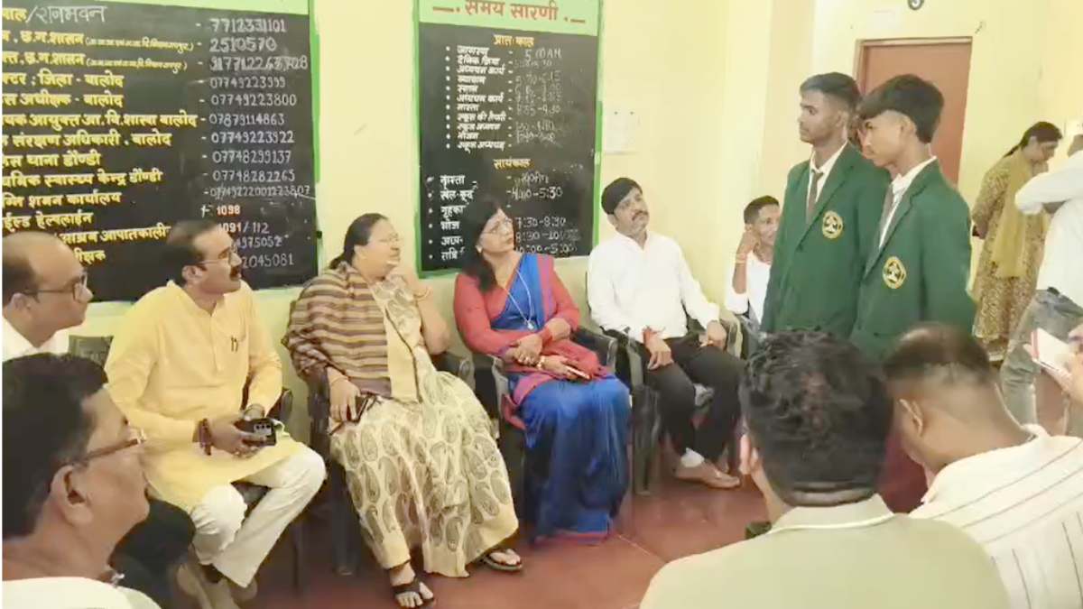 एकलव्य विद्यालय में फंदे पर लटकी मिली छात्र की लाश, जांच करने पहुंची कांग्रेस की टीम, बच्चों से की पूछताछ, पूर्व मंत्री ने लगाए गंभीर आरोप