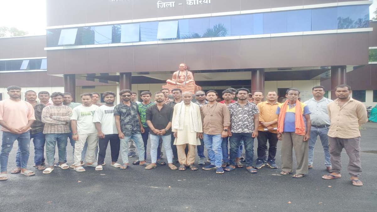 मुक्तिधाम निर्माण को लेकर विवाद, ग्रामीणों ने कलेक्टर को सौंपा ज्ञापन, कहा – जल्द शुरू हो स्वीकृत काम